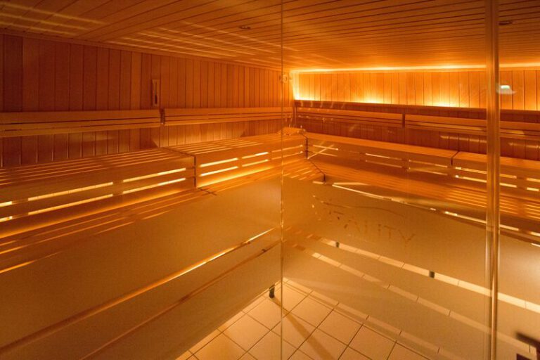 Innenansicht einer modernen Sauna mit Holzverkleidung und warmer Lichtstimmung für maximale Erholung