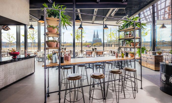 Moderne Bar mit Rheinblick – Hyatt Regency Köln