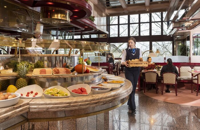Vielfältiges Frühstücksbuffet mit frischen Zutaten