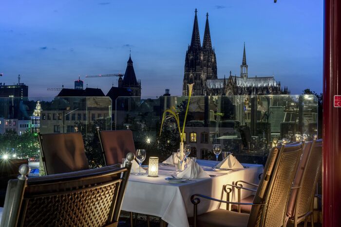 Romantische Dachterrasse mit Abendessen und Dompanorama