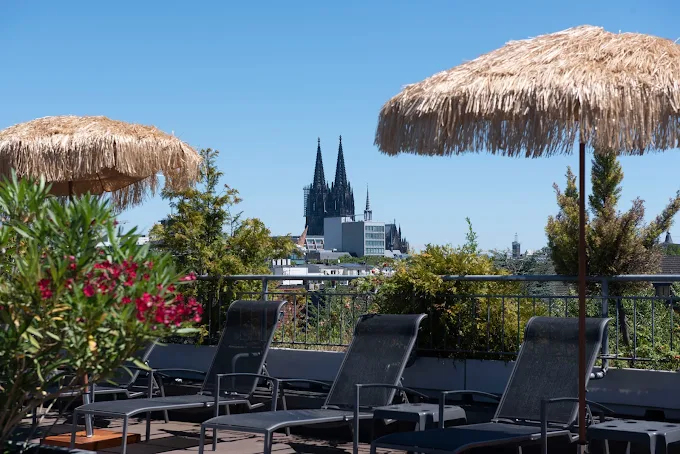 Dachterrasse mit Blick auf den Kölner Dom