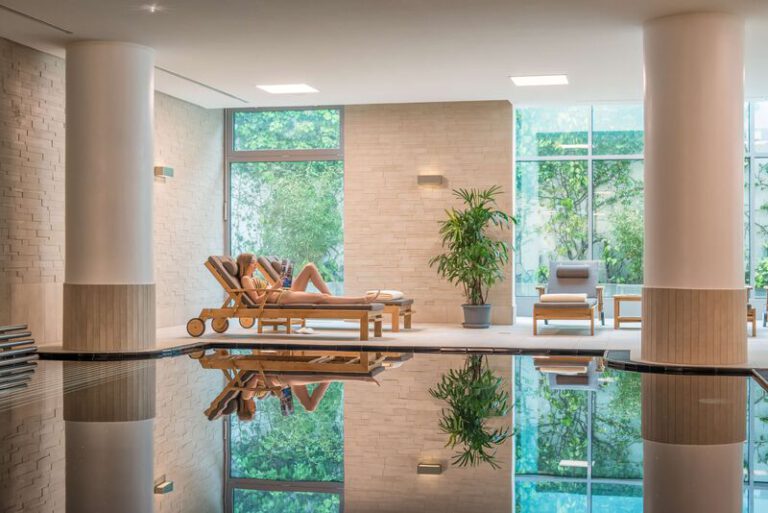 Lichtdurchfluteter Spa-Bereich mit Innenpool