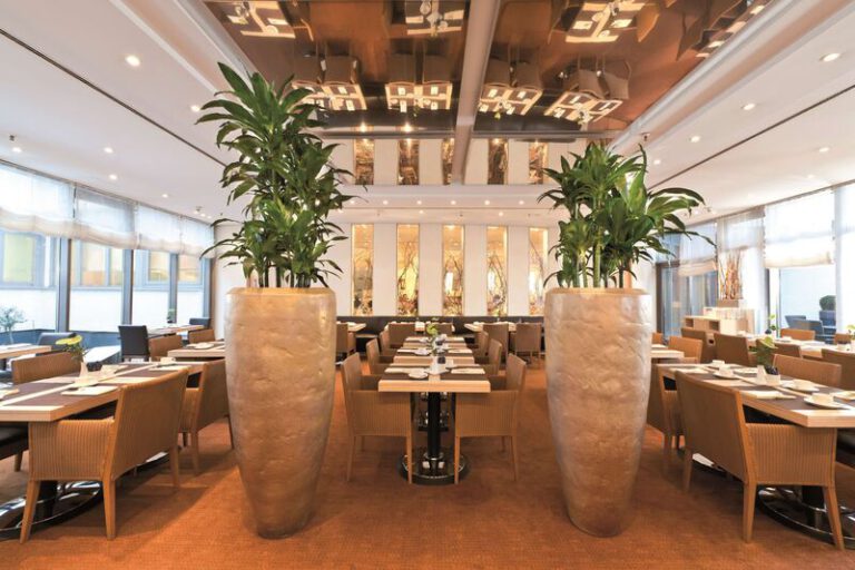 Elegantes Hotelrestaurant mit moderner Einrichtung