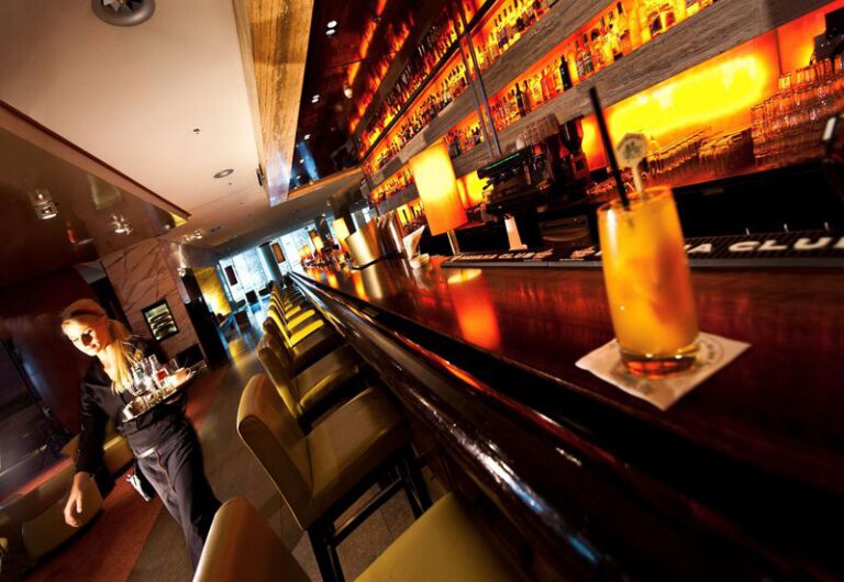 Stilvolle Hotelbar mit breiter Auswahl an Getränken