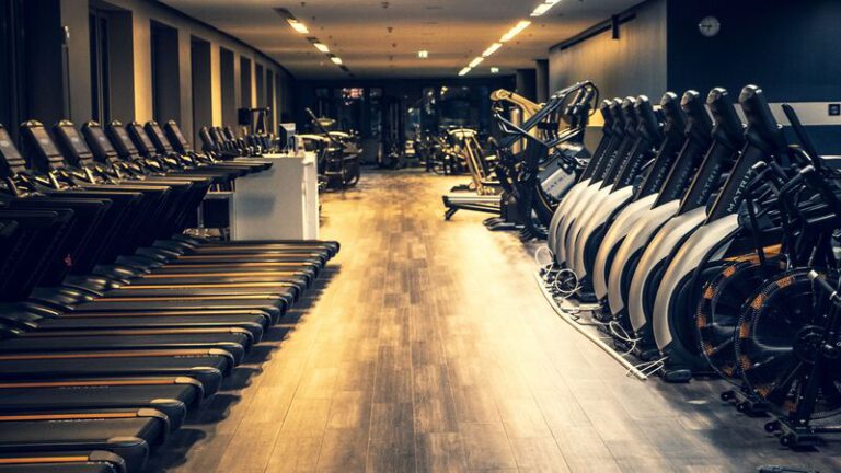 Großzügiger Fitnessbereich für Ausdauer- und Krafttraining