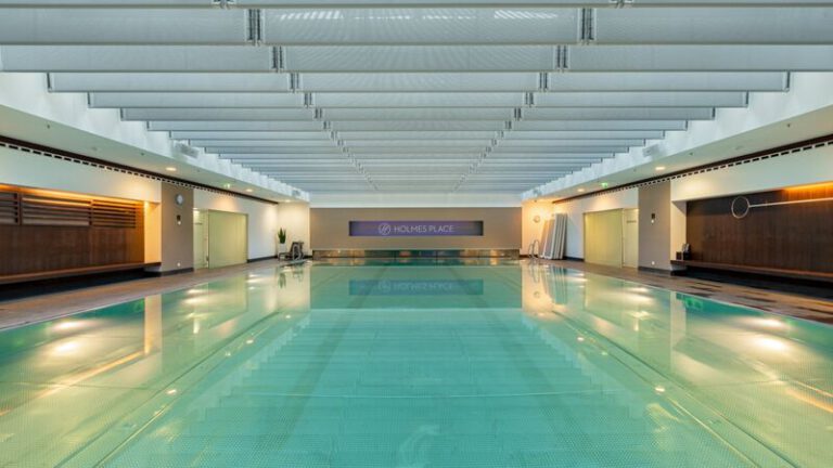 Innenpool im Wellnessbereich mit Tageslicht