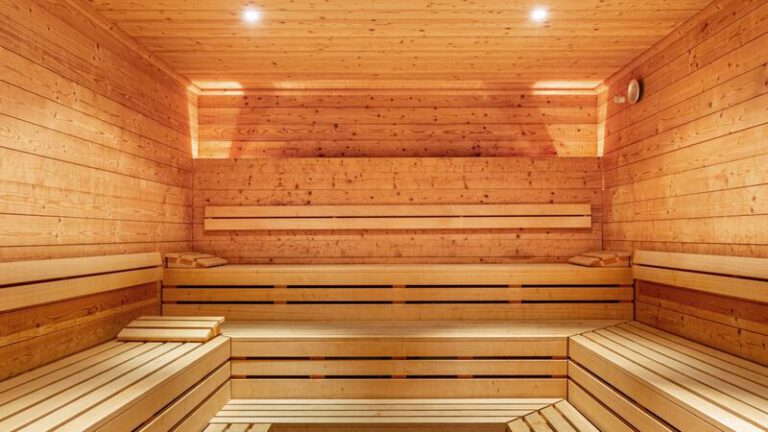 Warme Holzsauna für Erholung und Tiefenentspannung