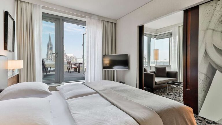 Komfortables Zimmer mit privatem Balkon und Domblick