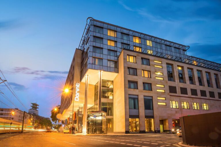 Außenansicht des Dorint Hotel am Heumarkt Köln bei Sonnenuntergang