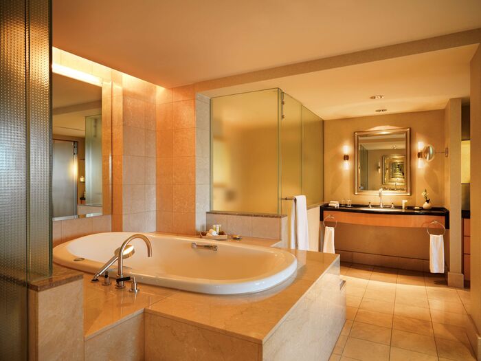 Luxuriöses Badezimmer mit Glasdusche – Hyatt Regency Köln