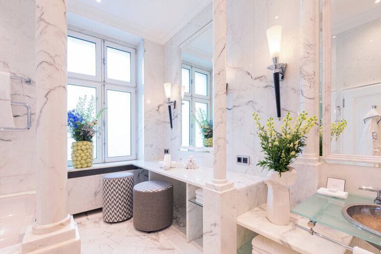 Luxuriöses Marmorbadezimmer mit Schminktisch
