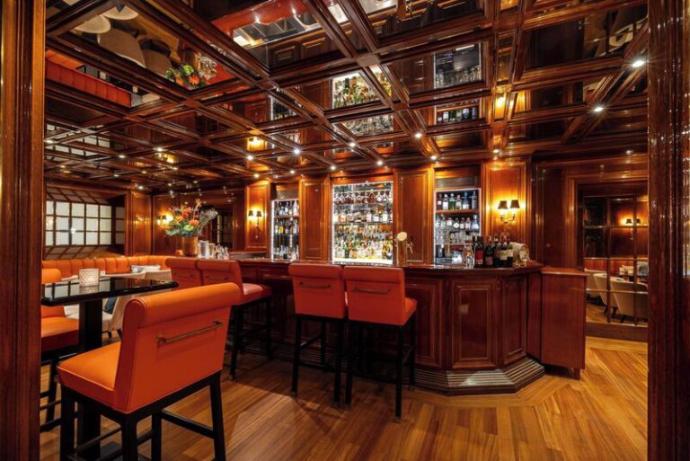 Stilvolle Bar mit Holzvertäfelung und Spiegeldecke