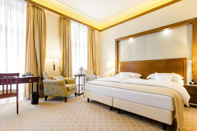 Komfortables Hotelzimmer mit Kingsize-Bett und Sitzbereich