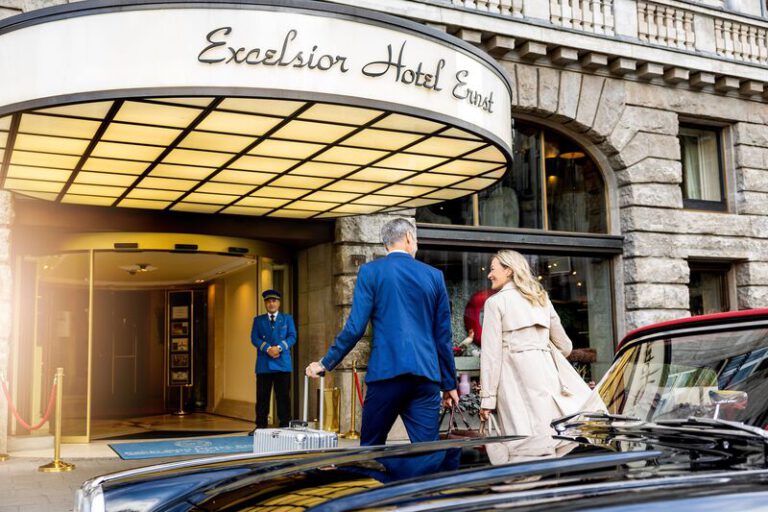 Eingang des Excelsior Hotel Ernst am Dom mit Gästeservice