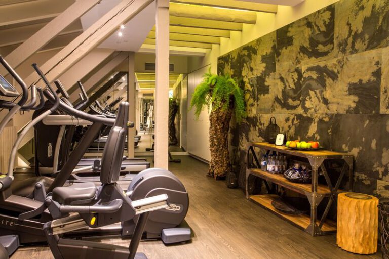 Exklusiver Fitnessbereich im Boutique-Stil