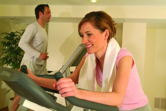 Sportliche Aktivität im Fitnessraum mit moderner Ausstattung