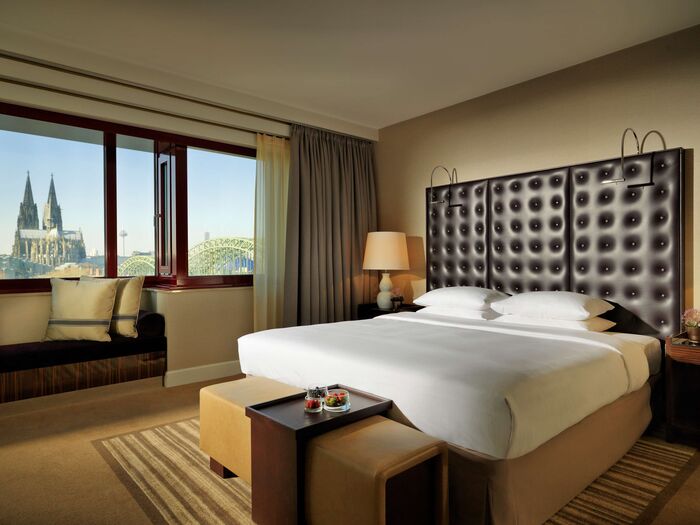 Komfortables Zimmer mit Blick auf den Kölner Dom – Hyatt Regency Köln