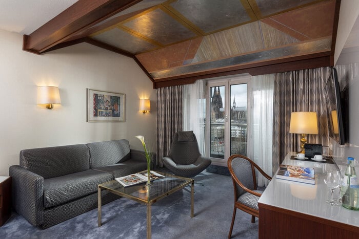 Junior-Suite mit luxuriösem Wohnbereich und Dom-Aussicht