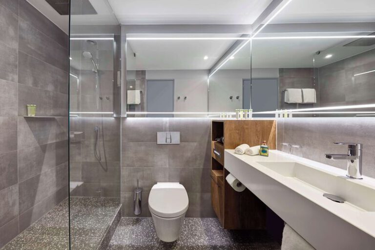 Lindner Hotel Cologne City Plaza – Stilvolles Badezimmer mit moderner Ausstattung