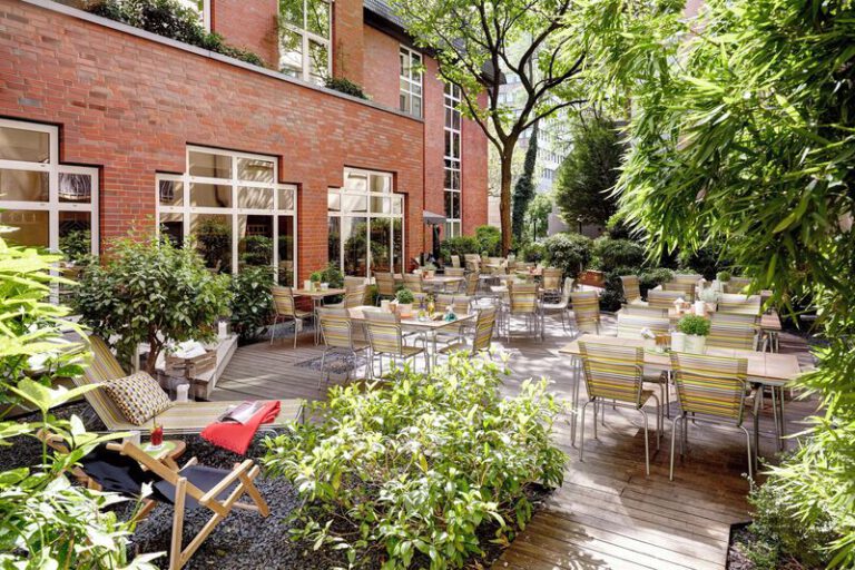Lindner Hotel Cologne City Plaza – Idyllische Gartenterrasse mit Restaurantbereich