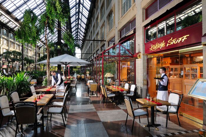 Gemütliches Atriumrestaurant unter Glasdach