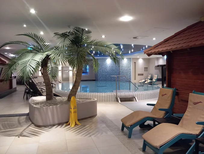 Tropisches Flair im Innenpoolbereich des Mauritius Hotel & Therme