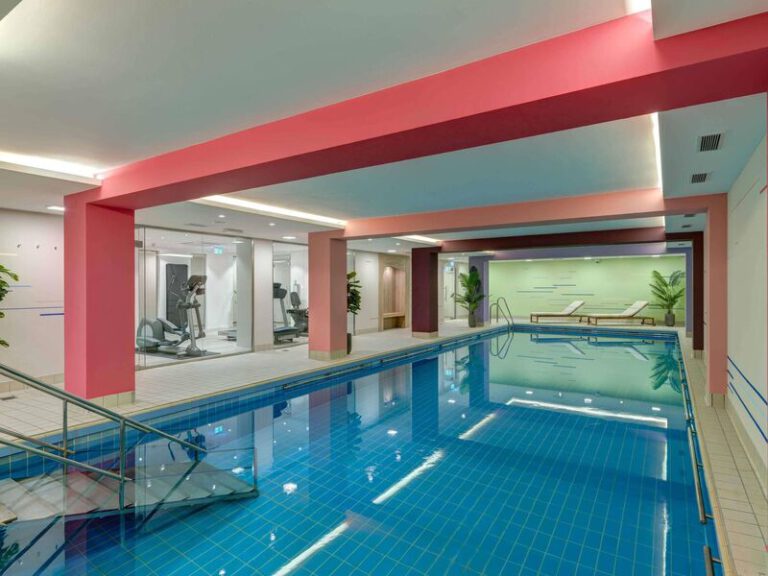 Innenpool mit buntem Design