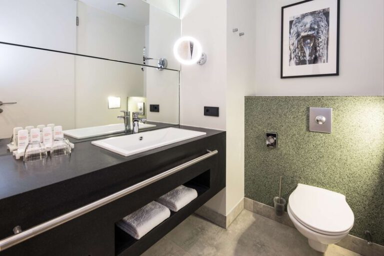 Modernes Hotelbad mit edlem Design