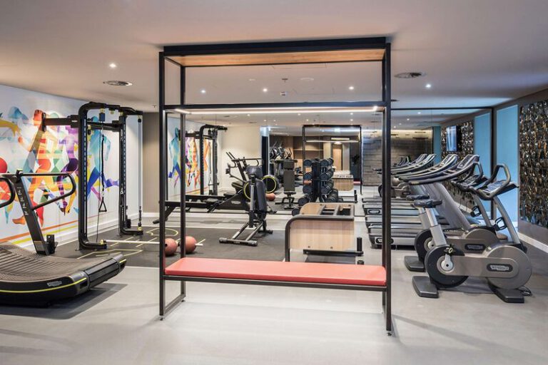 Hochmodernes Fitnessstudio mit vielfältiger Ausstattung