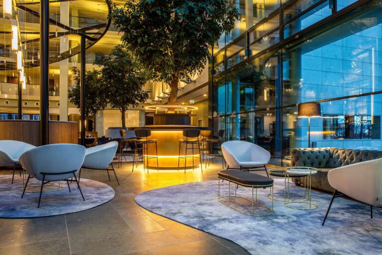 Stilvolle Hotellobby mit Loungeatmosphäre