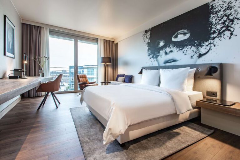 Geräumiges Zimmer mit Wandkunst und Balkonzugang
