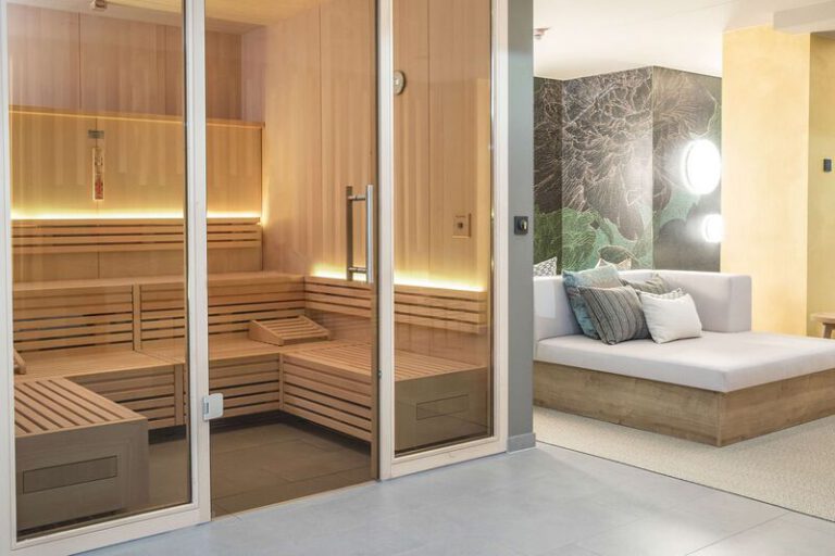 Einladende Holzsauna mit Ruhelounge
