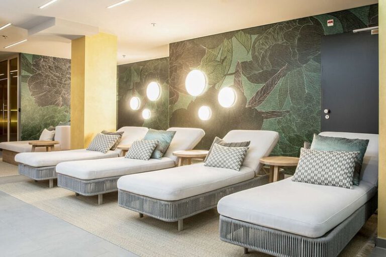 Radisson Blu Hotel Köln Wellnessbereich mit bequemen Liegen und atmosphärischer Beleuchtung