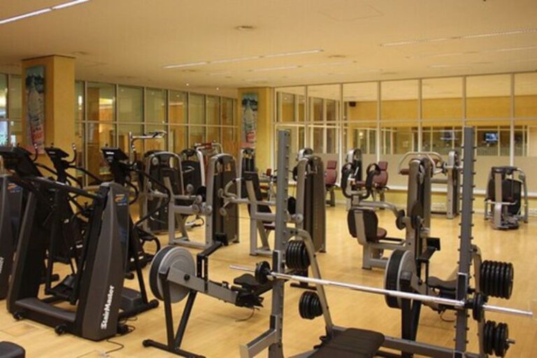 Moderne Trainingsgeräte im hauseigenen Fitnessbereich