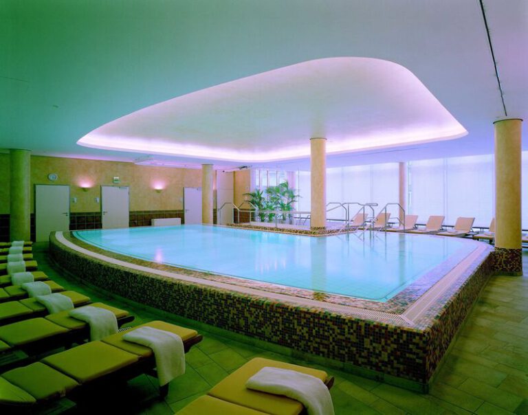 Innenpool mit entspannter Atmosphäre für Wellness-Liebhaber