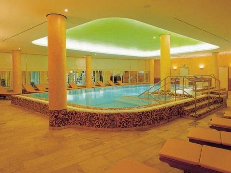 Residenz am Dom Boardinghouse Apartments Wellnessbereich mit beheiztem Becken und stilvollem Ambiente