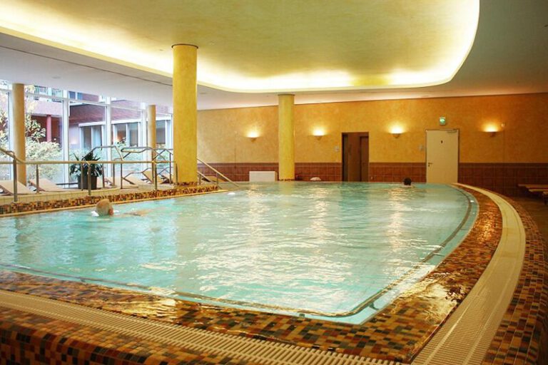 Residenz am Dom Boardinghouse Apartments Einladender Innenpool mit eleganter Beleuchtung