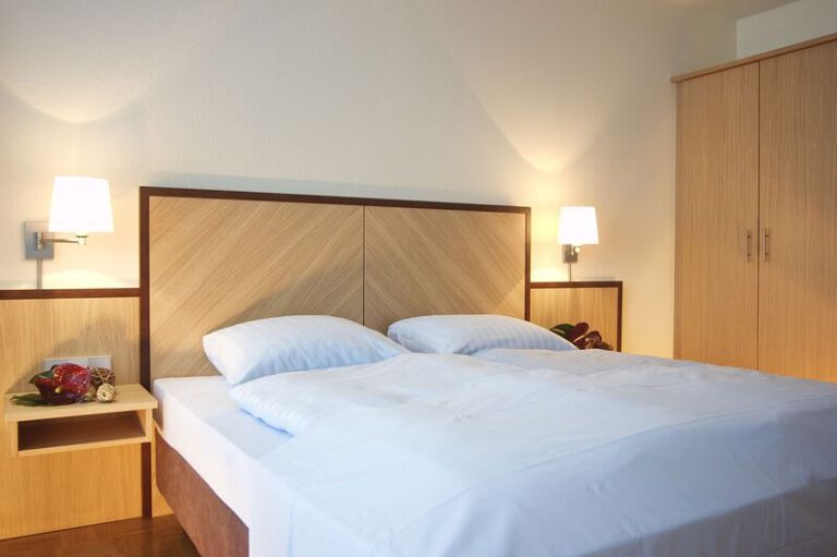 Komfortables Schlafzimmer mit heller Holzoptik