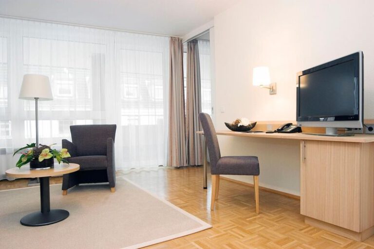 Wohnzimmer mit Arbeitsplatz und moderner Ausstattung