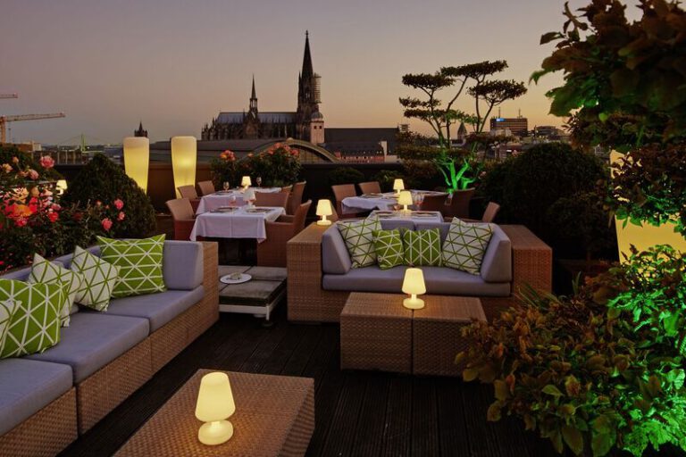 Savoy Hotel in Köln Dachterrasse mit Blick auf den Kölner Dom