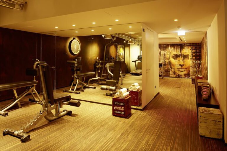 Trainingsbereich mit Hanteln und Gymnastik