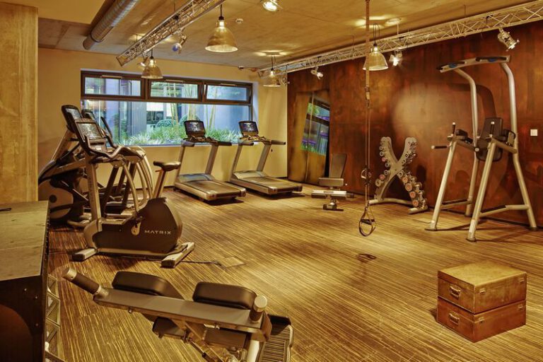 Cardio- und Kraftbereich mit Tageslicht
