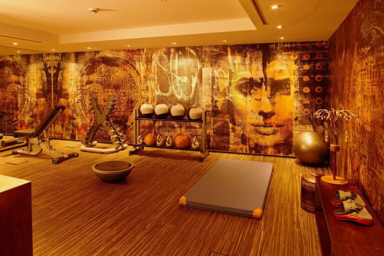 Savoy Hotel in Köln Modernes Fitnessstudio mit Wandkunst