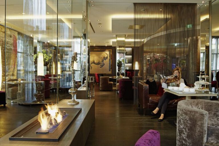 Savoy Hotel in Köln Elegante Lounge mit Kamin
