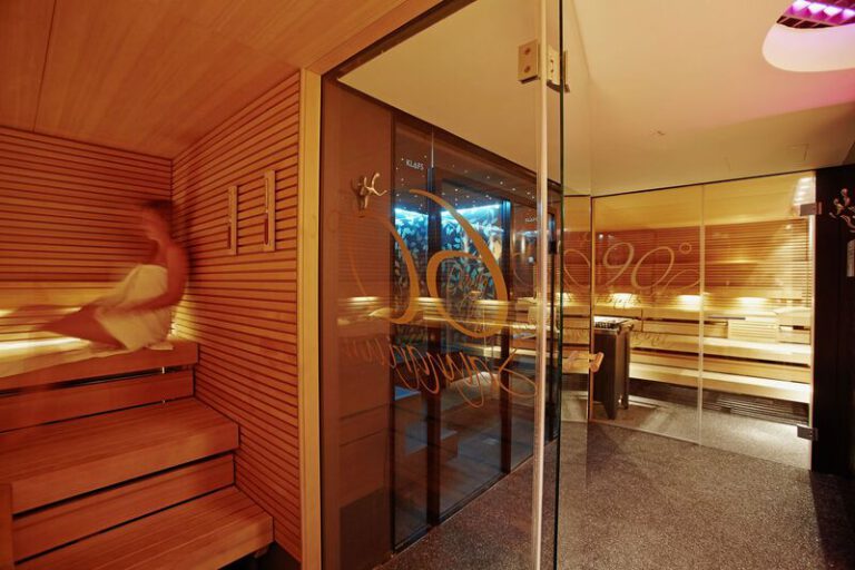 Savoy Hotel in Köln Moderne Sauna mit Glasfront
