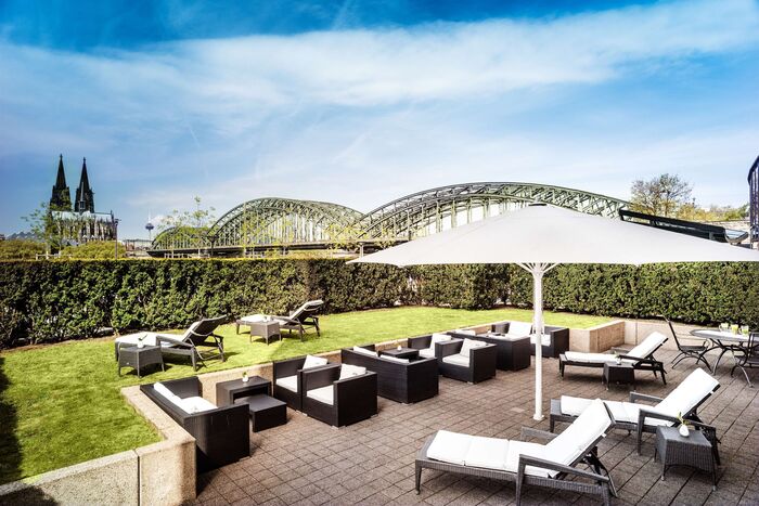 Terrasse mit Blick auf Kölner Dom und Rhein – Hyatt Regency Köln