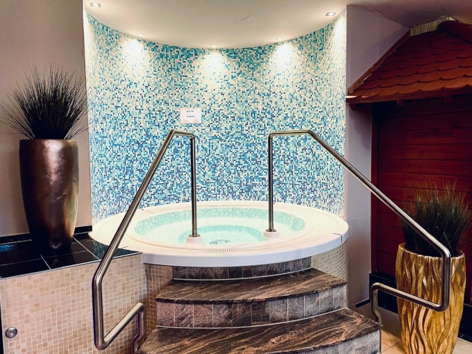 Hotel-Whirlpool im Mosaikdesign