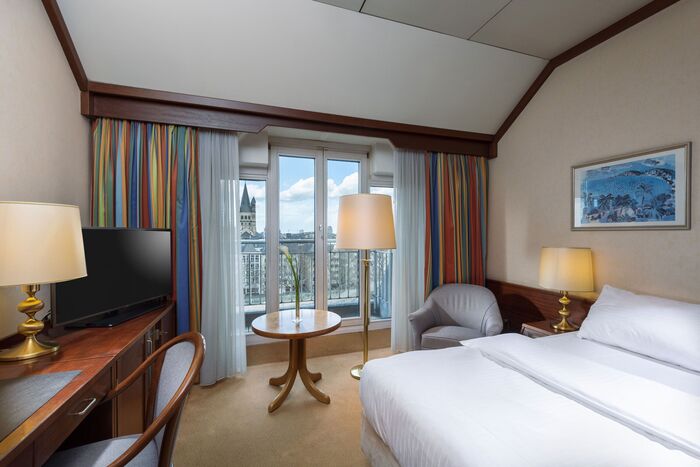 Komfortables Hotelzimmer mit Ausblick auf Köln