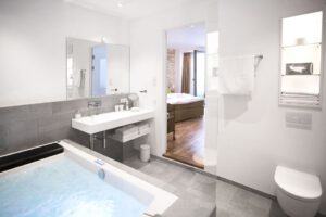 Badezimmer im 1st Floor Köln 2 in Köln Nippes mit Whirlpool, Dusche und Waschbecken.