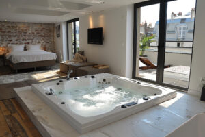 Ein Hotel Zimmer in Köln mit Whirlpool